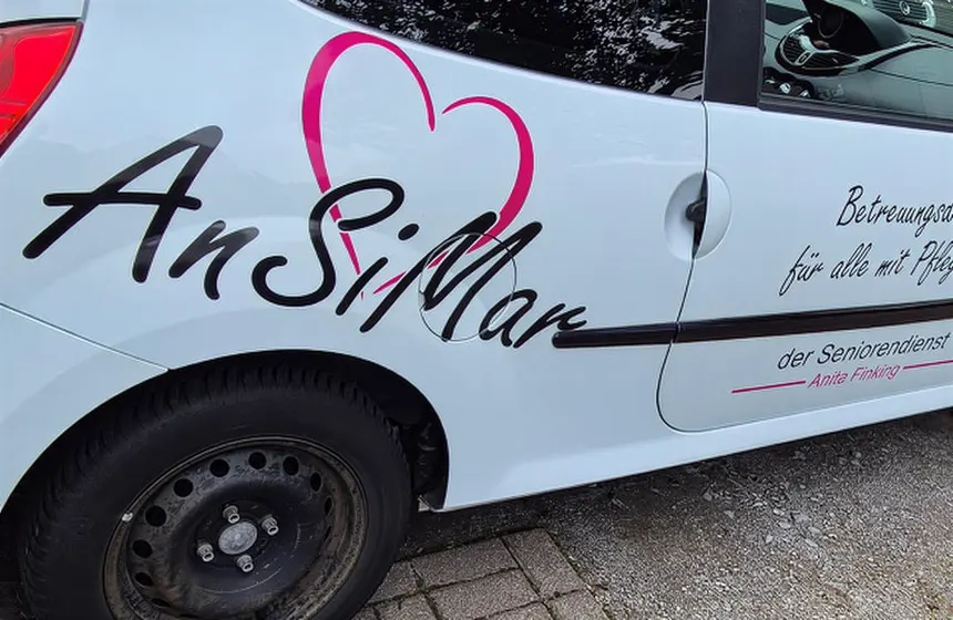 Weißes Auto mit AnSiMar-Schriftzug und pinkem Herz